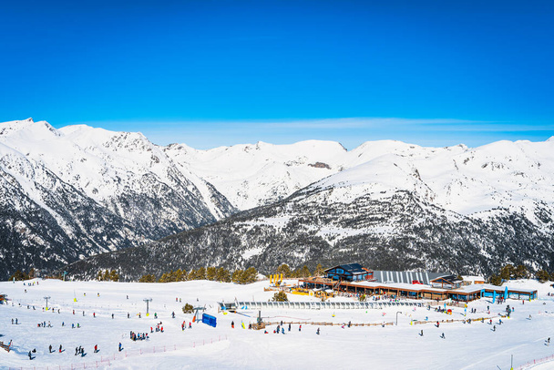 Люди, семьи, лыжники и сноубордисты отдыхают и веселятся зимой в горнолыжном центре Soldeu, Грандвалира, Андорра, Пиренеи - Фото, изображение