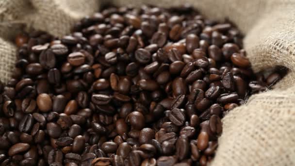 Coffee beans in burlap sack - Záběry, video