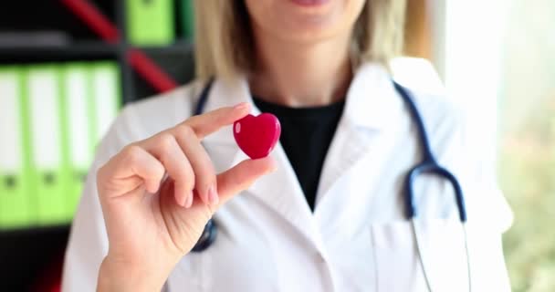Lääketieteen kardiologi lääkäri kädet pitämällä punainen sydän. Lääketieteellinen hoito ja sydämen hoito - Materiaali, video