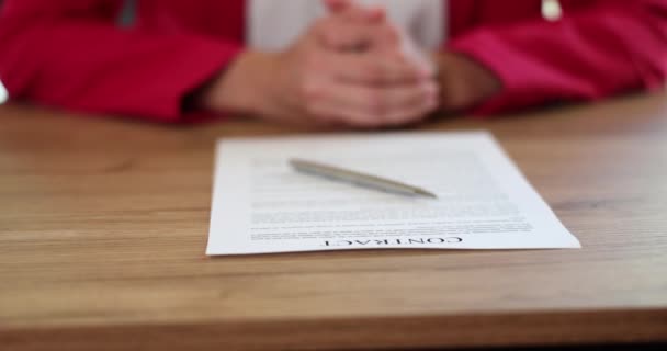 Donna d'affari consegna contratto e penna. Accettazione del lavoro e approvazione del contratto - Filmati, video