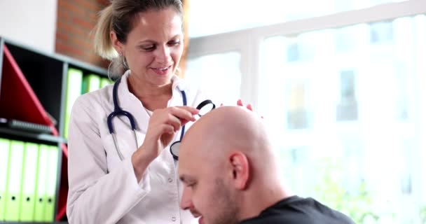 Trichologue examine les cheveux de l'homme souffrant d'alopécie. Perte de cheveux et alopécie chez l'homme - Séquence, vidéo