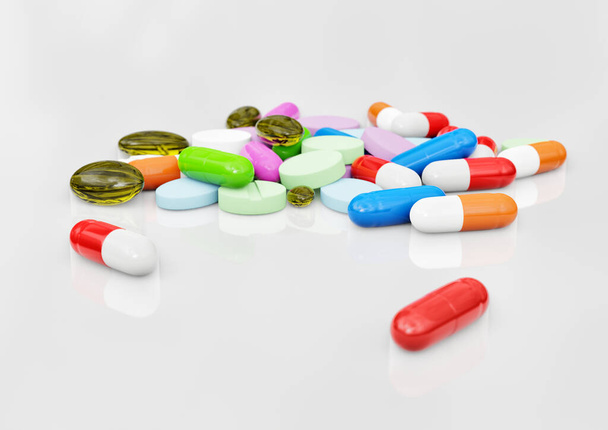 Pilules renversées, différents types et couleurs - Photo, image