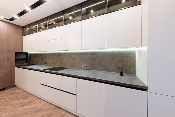 design de interiores de uma grande cozinha estúdio com fachadas claras e escuras - Foto, Imagem