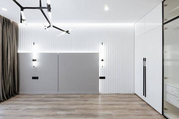 prázdný pokoj s dekorativní stěnou a šedými dlaždicemi. Spousta osvětlení v místnosti - Fotografie, Obrázek