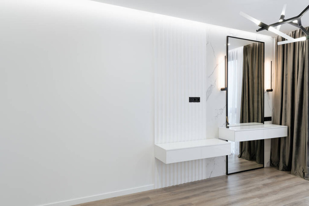 diseño interior de una gran habitación luminosa en un edificio nuevo - Foto, Imagen