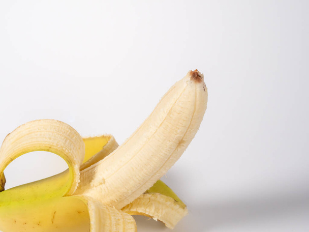 Banana on a white background. Ripe bananas on a light background. Close-up. - Foto, afbeelding