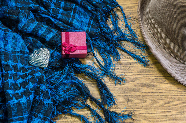 Coffret cadeau rouge, coeur argenté, écharpe et chapeau sur bois. valentine c
 - Photo, image