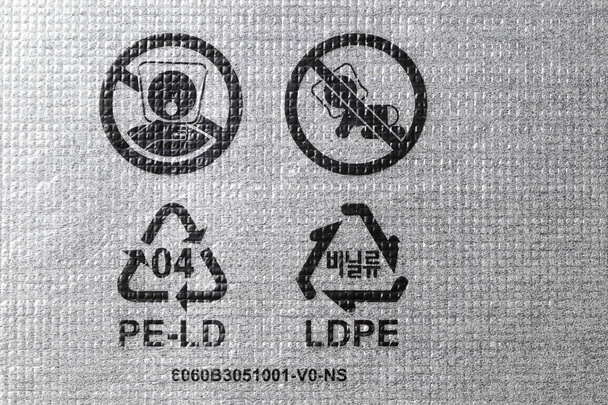 Plastik ambalaj sembolleri: Torbaları çocuklardan uzak tutmak için uyarı, geri dönüşüm simgesi, geri dönüşüm sembolü 04 PE-LD - Fotoğraf, Görsel