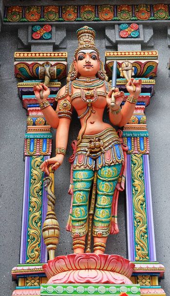 De beeldhouwkunst en standbeelden van Kali, Lakshmi - Hindoe godin, Godin Lakshmi (Uma Devi) beeldhouwkunst standbeelden bij Hindoe tempel bangkok. - Foto, afbeelding