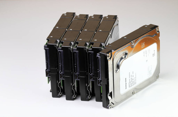 pile ou pile de disque dur, SSHD Hybrid disques durs 3.5 "profil standard montrent sur l'interface SATA, isolé sur fond blanc - Photo, image