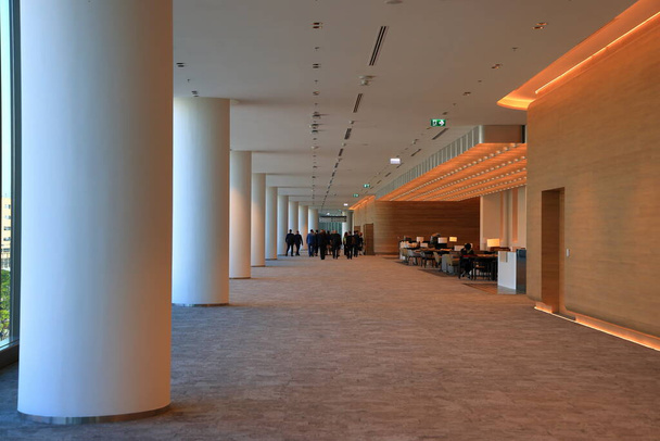Иллюминированный длинный и чистый коридор современного здания, выставочного зала или выставочного мероприятия в современном выставочном зале. - Фото, изображение