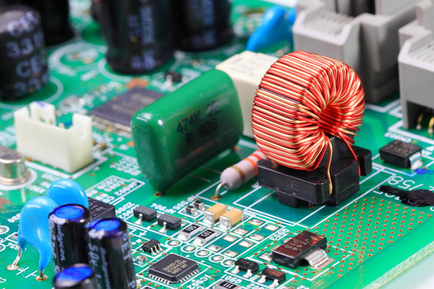 Bobina de cobre o bobina de inductancia en la placa de circuito, componentes electrónicos dentro del ordenador. - Foto, Imagen