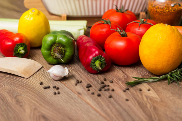Здоровый и свежий салат в миске с овощами и фруктами - Фото, изображение