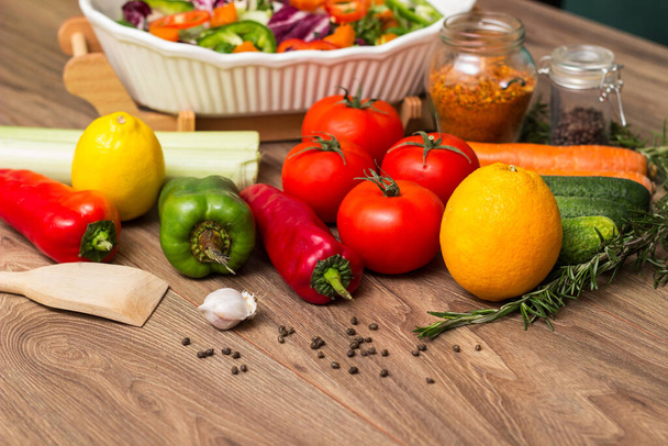 Здоровый и свежий салат в миске с овощами и фруктами - Фото, изображение