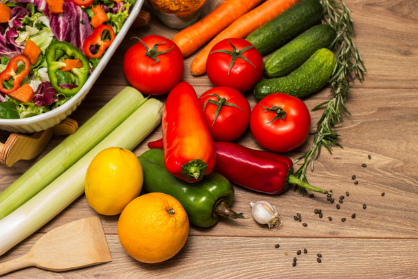 Здоровий і свіжий салат у мисці з овочами та фруктами
 - Фото, зображення