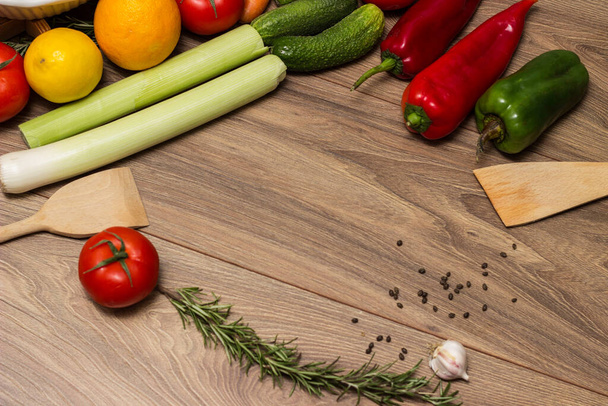 Gesunder und frischer Salat in Schüssel mit Gemüse und Obst - Foto, Bild