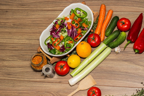 Salada saudável e fresca em tigela com legumes e frutas - Foto, Imagem