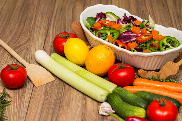 Sebze ve meyveli sağlıklı ve taze salata. - Fotoğraf, Görsel