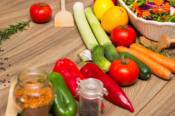 Υγιεινή και φρέσκια σαλάτα σε μπολ με λαχανικά και φρούτα - Φωτογραφία, εικόνα