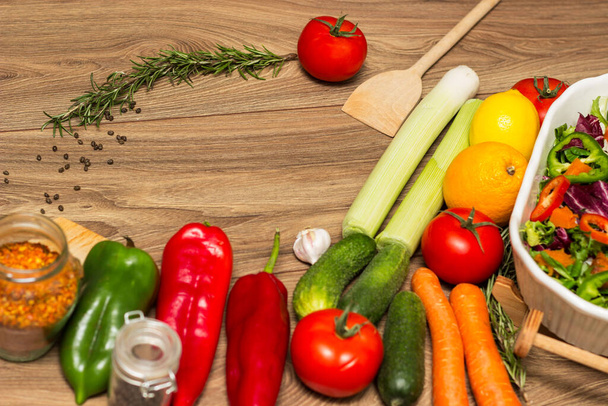 Υγιεινή και φρέσκια σαλάτα σε μπολ με λαχανικά και φρούτα - Φωτογραφία, εικόνα