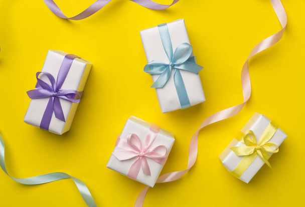 Colorful gift boxes on color background, top view. - Foto, immagini