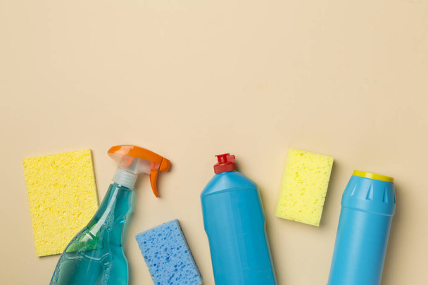 Beaucoup de différents produits de nettoyage de maison sur fond de couleur, vue de dessus. - Photo, image