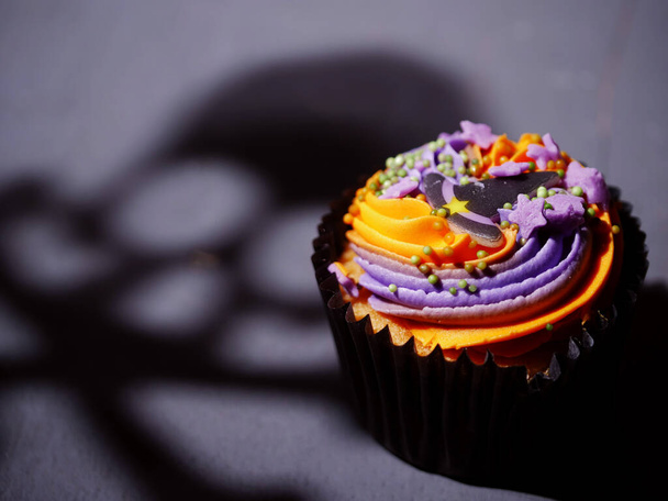 Halloween cupcake kísérteties arc árnyék közepes lövés szelektív fókusz - Fotó, kép