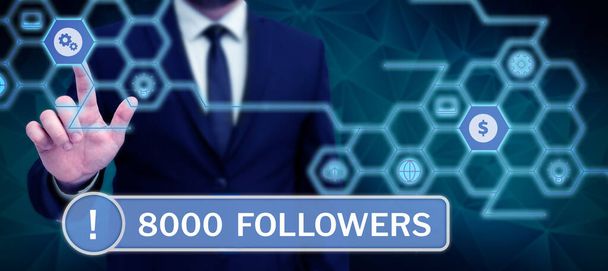 Zeichen mit 8000 Followern, Internet-Konzept Anzahl der Personen, die jemandem folgen in - Foto, Bild