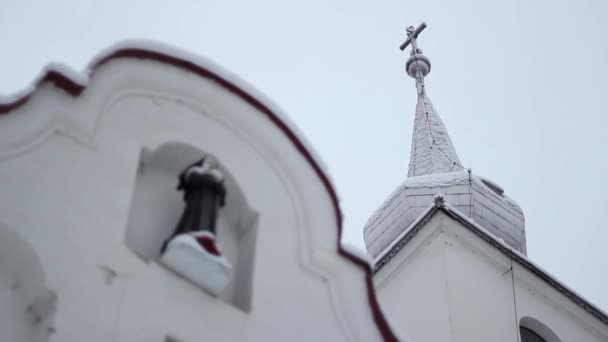 Statue de religieuse sur le bâtiment de l'église
 - Séquence, vidéo