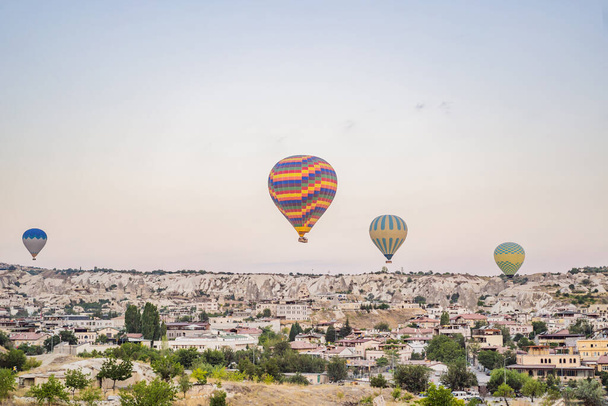 Colorful hot air balloon flying over Cappadocia, Turkey. - Foto, Imagen