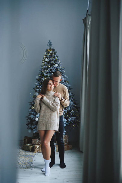 Un couple amoureux qui s'aime la veille du Nouvel An. L'histoire d'amour du Nouvel An. Un garçon et une fille célèbrent Noël. - Photo, image