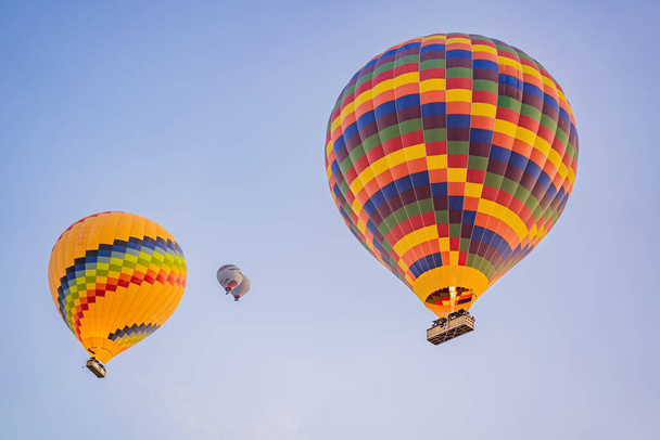 Gyönyörű hőlégballonok a kék ég felett. - Fotó, kép