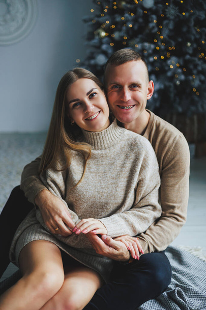 A beautiful couple embraces during a New Year's photo session. Lovers welcome the new year together. A couple in love enjoying each other on New Year's Eve. New Year and Christmas. February 14th. - Fotoğraf, Görsel