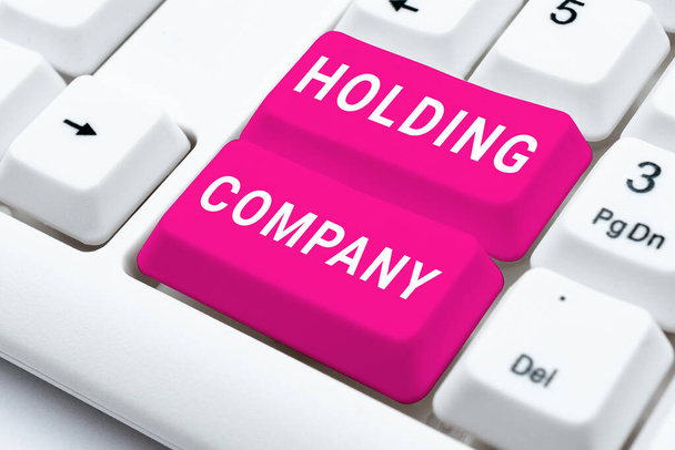 Signo de texto que muestra Holding Company, propiedad de acciones de concepto de negocio y otros activos financieros en posesión de alguien - Foto, imagen