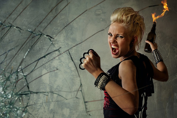 kırık cam arkasında punk kız - Fotoğraf, Görsel