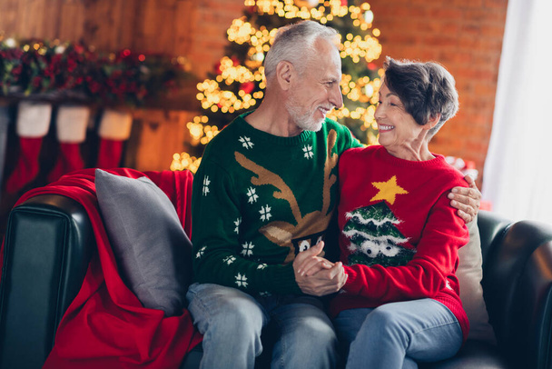 Photo cadre of old age seniors sitting comfortable home their favorite rest room sofa chilling hugs touch hands harmony xmas atmosphere indoors. - Fotografie, Obrázek