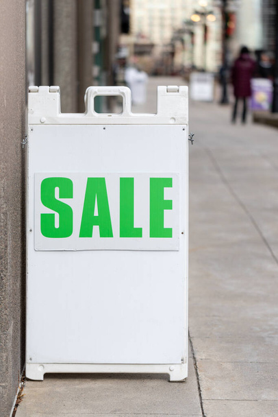 Segno di vendita in strada vicino a un negozio nel centro di Ottawa, Canada - Foto, immagini