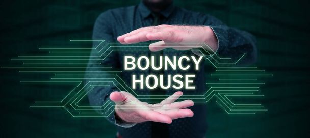 Εννοιολογική οθόνη Bouncy House, Internet Concept Αυτοματοποιημένο πρόγραμμα που τρέχει μέσω του Διαδικτύου Τεχνητή νοημοσύνη - Φωτογραφία, εικόνα