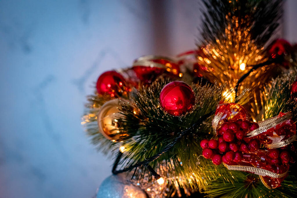木製の背景に飾りや玉のあるクリスマスツリー - 写真・画像