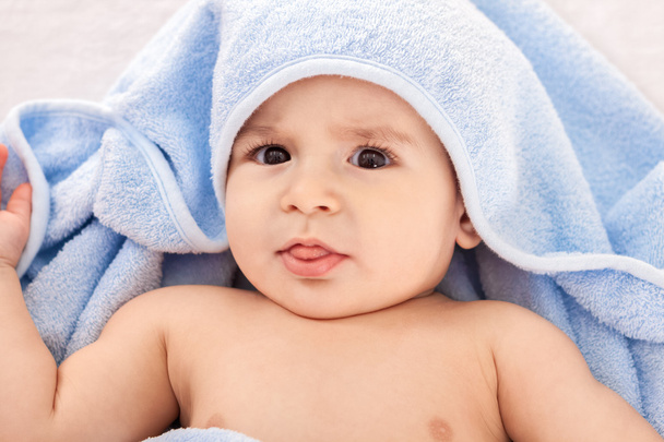 赤ちゃんの青いタオルでシャワー後 - 写真・画像