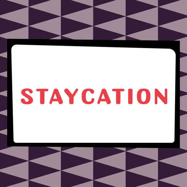 Text, der Inspiration zeigt Staycation, Word für einen Urlaub, der zu Hause verbracht wird und die ganze häusliche Umgebung genießt - Foto, Bild
