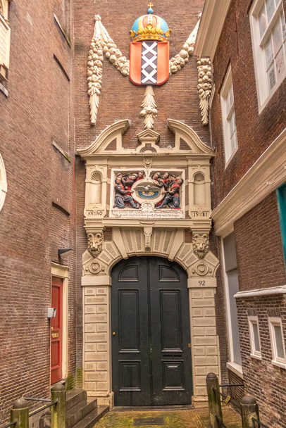 Amsterdam, Nizozemsko. Říjen 2022. Stará vstupní brána do sirotčince v Amsterdamu. Kvalitní fotografie - Fotografie, Obrázek