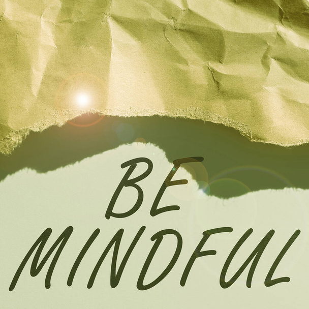 Podpis konceptualny Be Mindful, Conceptual photo zwracający szczególną uwagę na coś lub będąc tego świadomym - Zdjęcie, obraz