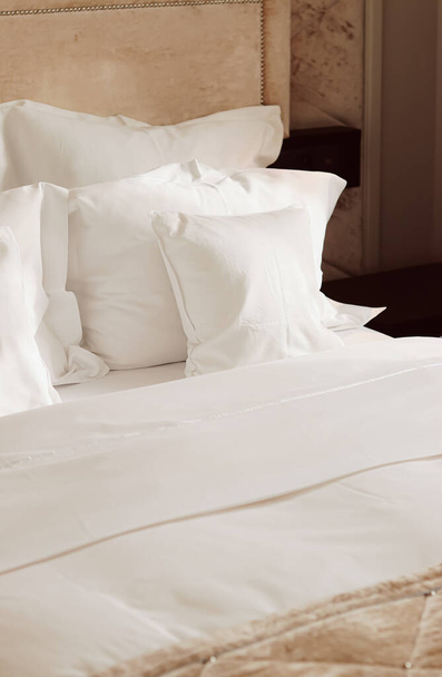 Wystrój wnętrz i wnętrz, łóżko z białą pościelą w luksusowej sypialni, pościel i szczegóły mebli - Zdjęcie, obraz