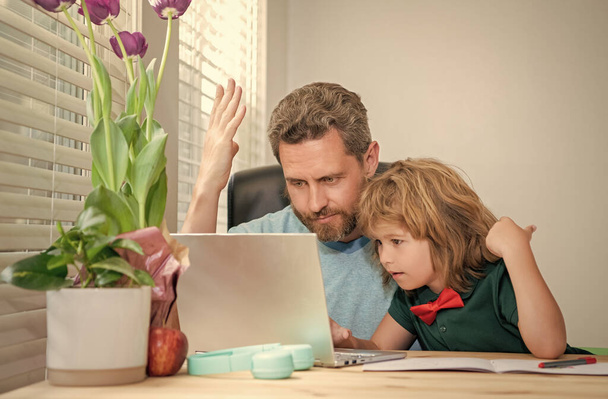 少年は私立の先生と宿題をする。ウェビナービデオレッスンです。ラップトップでのオンライン教育です。家庭教育と学習です。学校に戻って。驚くべき父と息子は自宅でコンピュータ技術を使用しています。家族ブログ. - 写真・画像