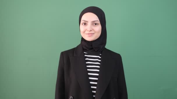 Muszlim nő loughing, lány pozitív előtt zöld képernyő, érzés boldog, mutasd meg a fogak - Felvétel, videó