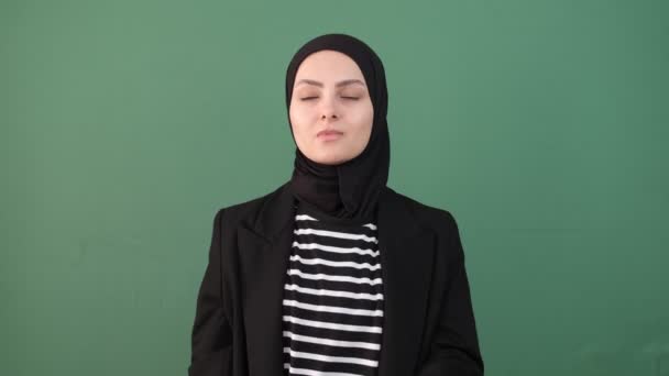 Fille islamique à bâiller, fille hijab une somnolente, jeune homme devant chroma key, expression féminine fatiguée - Séquence, vidéo