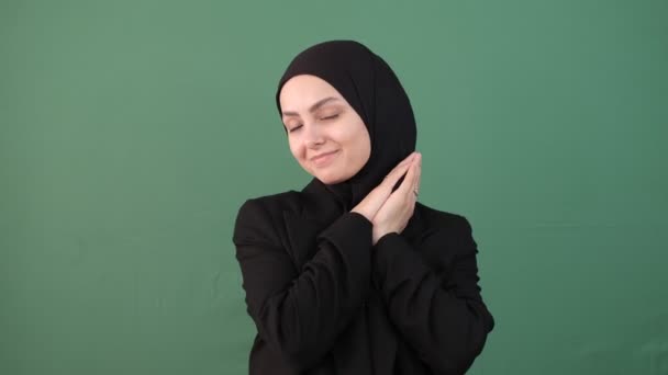 Hidzsáb lány kérem írja alá kezét, valami akar lány előtt zöld képernyő, kifejezés arc boldog, chroma kulcs elszigetelt háttér  - Felvétel, videó