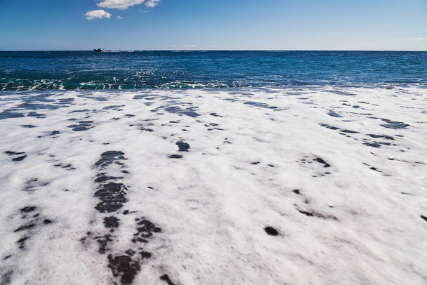 Эгейское море в Периссе - пляж с Черным морем на острове Санторини, Греция - Фото, изображение