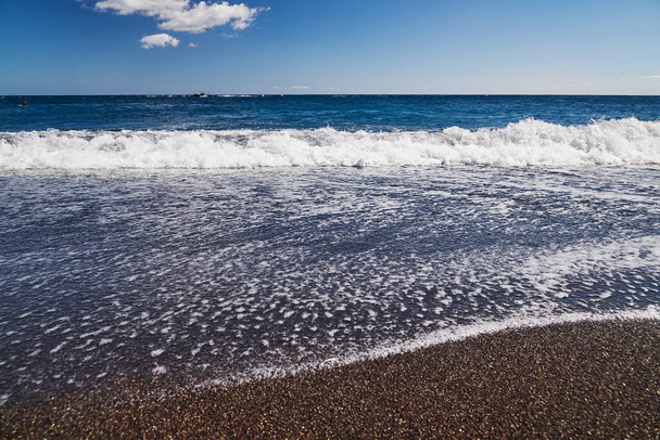 ペリッサのエーゲ海-ギリシャのサントリーニ島の黒砂とバルカニックビーチ - 写真・画像